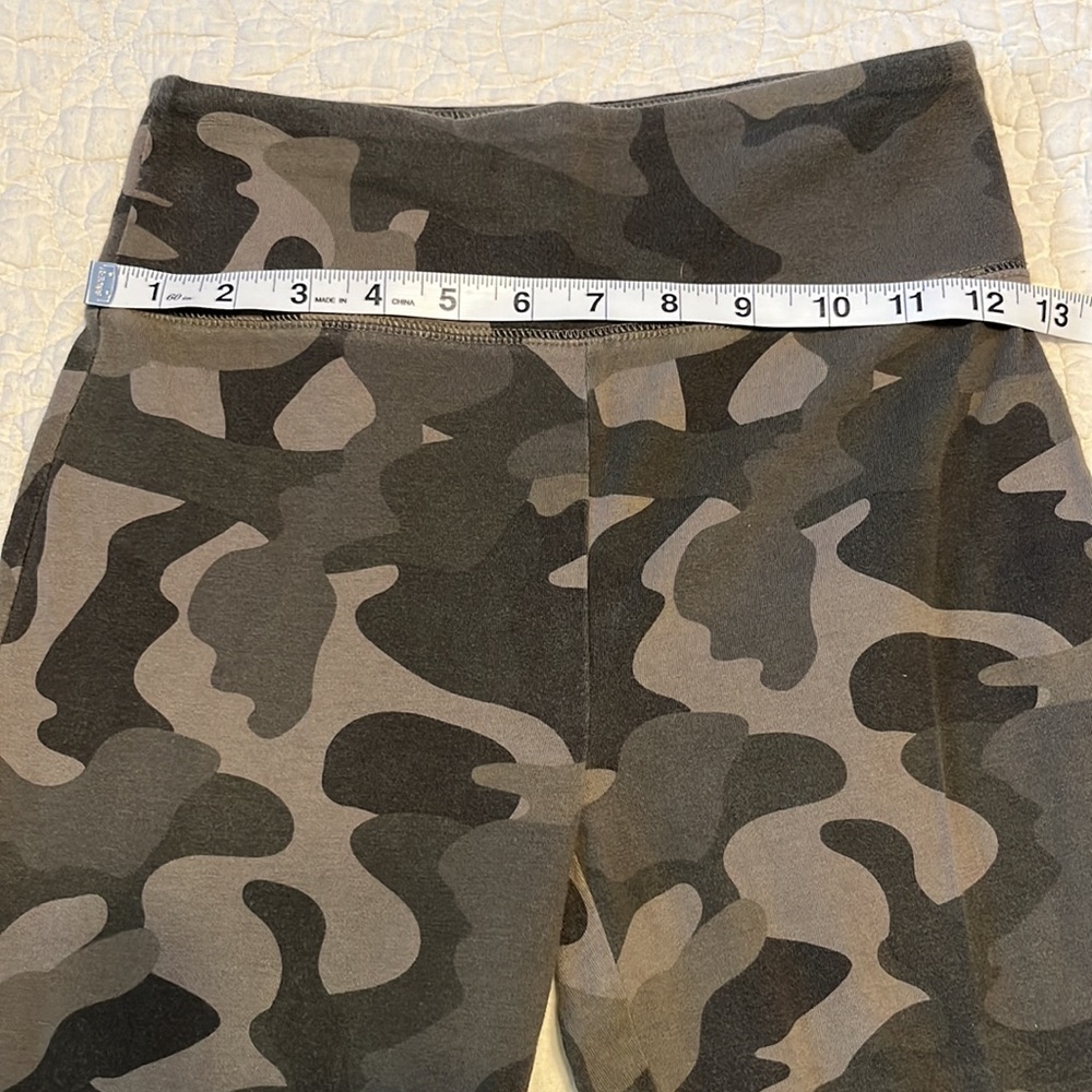 Wild Fable High Waited Green Camo Leggings. Size XS. EUC! - Picture 5 of 5